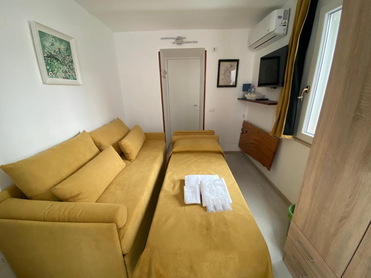 Touristhouse Monopoli 10 Bed & Breakfast Bagian luar foto